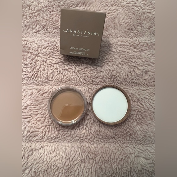 Anastasia Beverly Hills  Bronzer - Picture 5 of 7